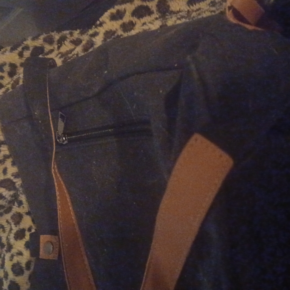 Classic and functional shoulder bag. - Picture 2 of 4